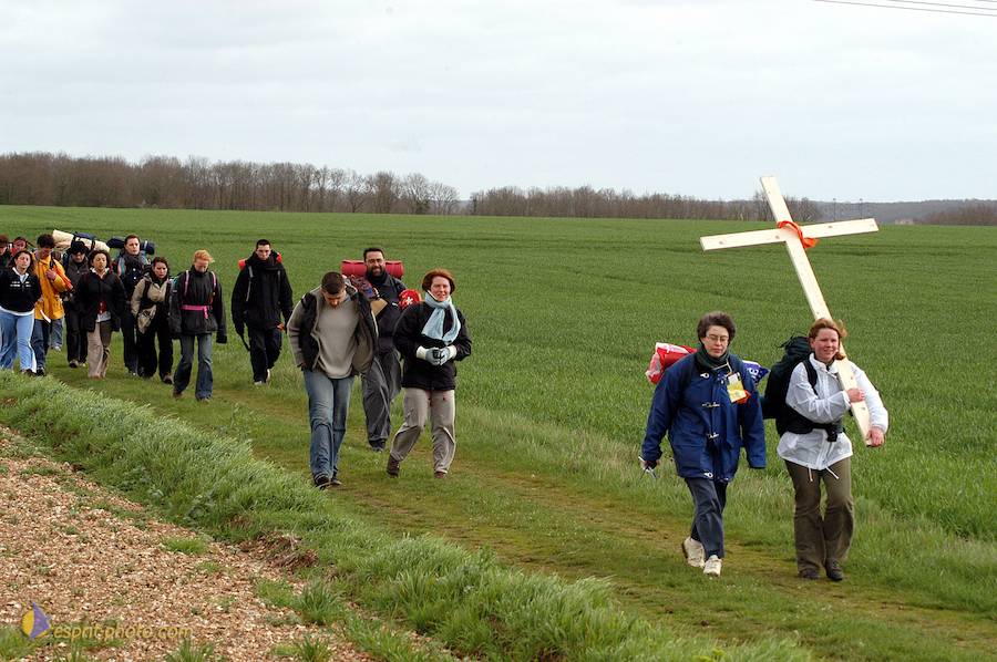Nom de l'image : D1120162-01_(c)Norbert-JUNG — Description :  PËlerinage de Chartres 2004