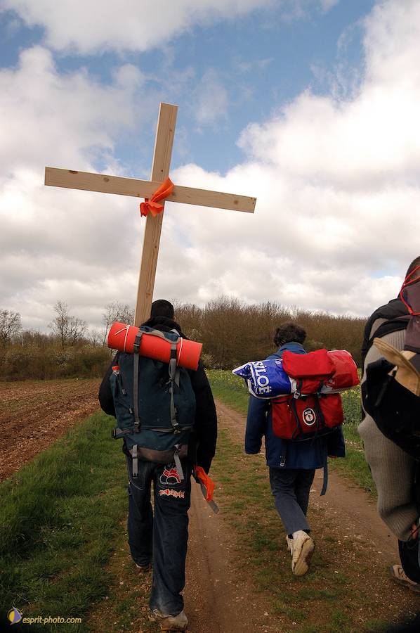 Nom de l'image : D1120188-01_(c)Norbert-JUNG — Description :  PËlerinage de Chartres 2004