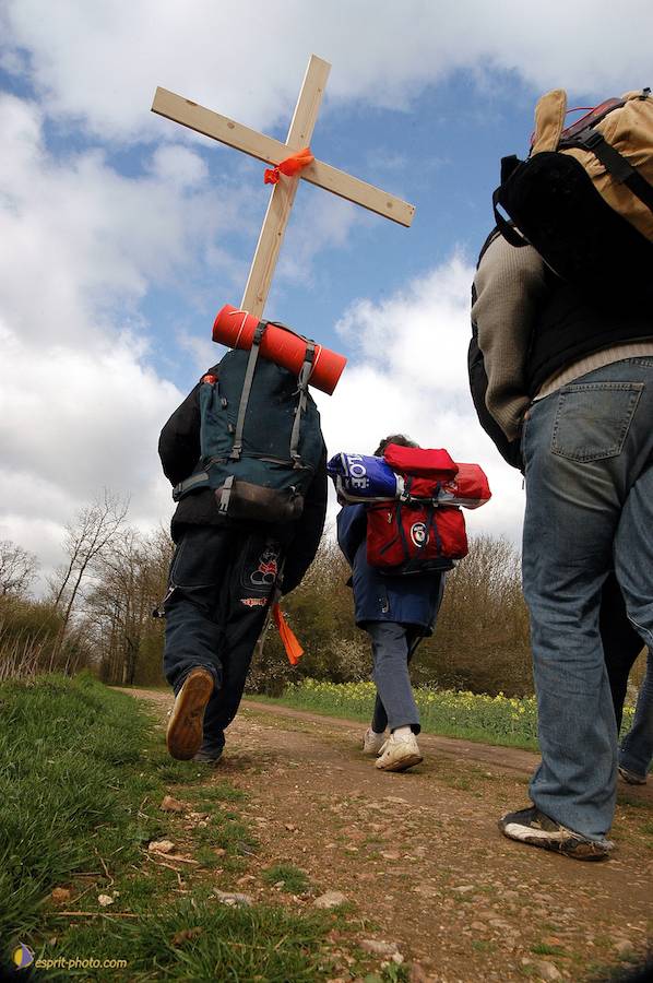 Nom de l'image : D1120191-01_(c)Norbert-JUNG — Description :  PËlerinage de Chartres 2004