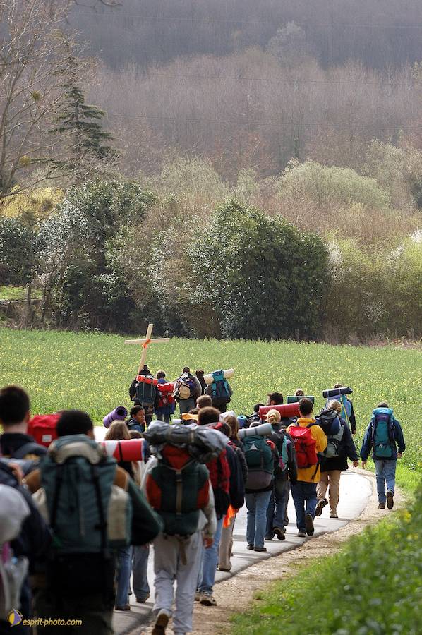 Nom de l'image : D1120213-01_(c)Norbert-JUNG — Description :  PËlerinage de Chartres 2004