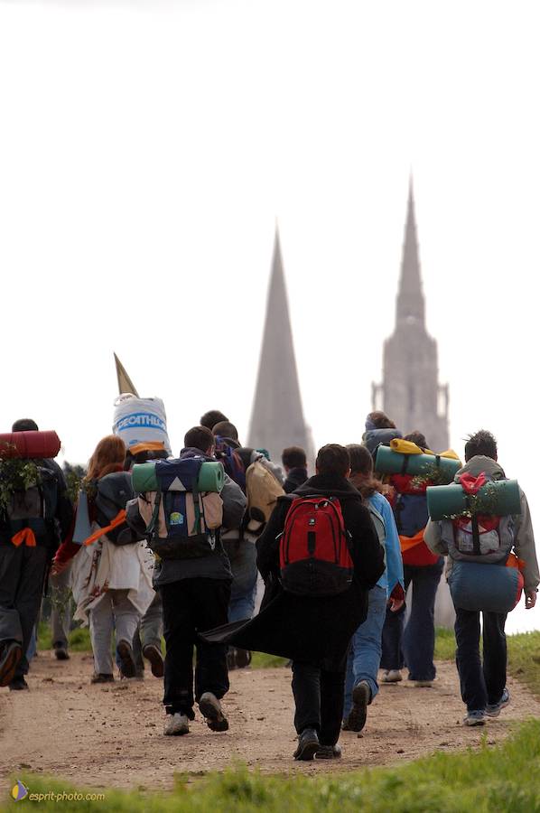 Nom de l'image : D1120441-01_(c)Norbert-JUNG — Description :  PËlerinage de Chartres 2004