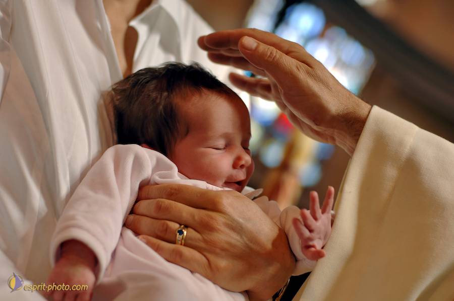 Nom de l'image : D2226211_1_(c)Norbert-JUNG — Description :  Baptême de bébé