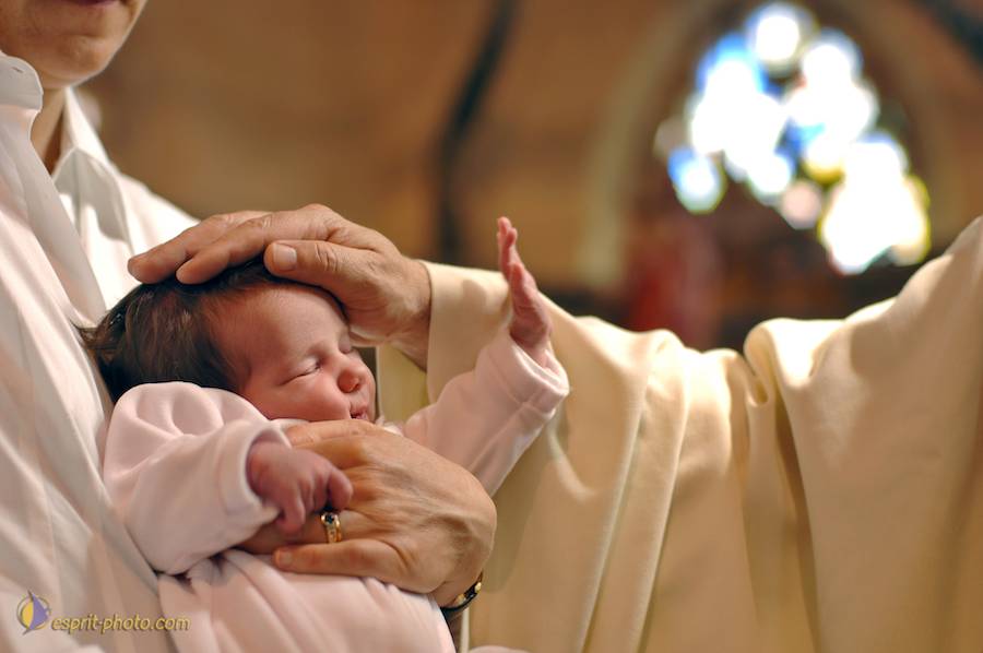 Nom de l'image : D2226266_1_(c)Norbert-JUNG — Description :  Baptême de bébé