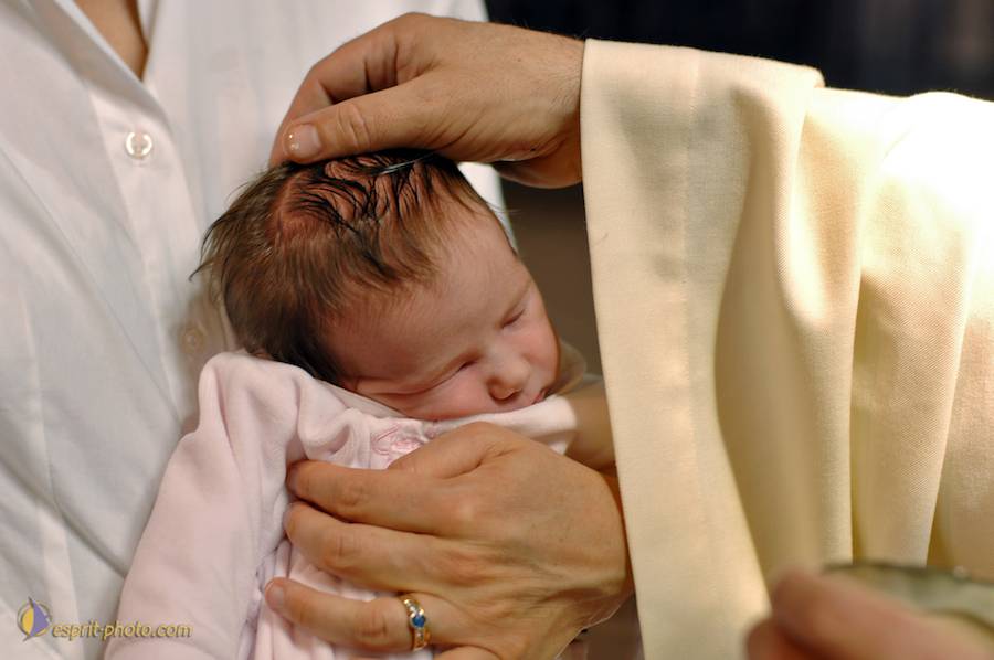 Nom de l'image : D2226340_1_(c)Norbert-JUNG — Description :  BaptÍme de bÈbÈ
