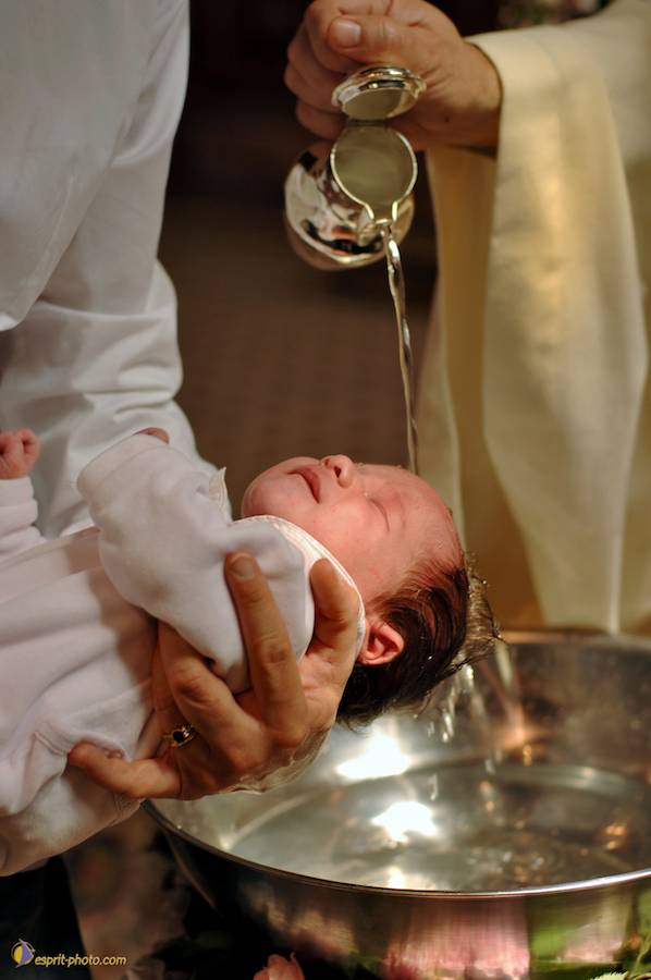 Nom de l'image : D2226515_1_(c)Norbert-JUNG — Description :  BaptÍme de bÈbÈ