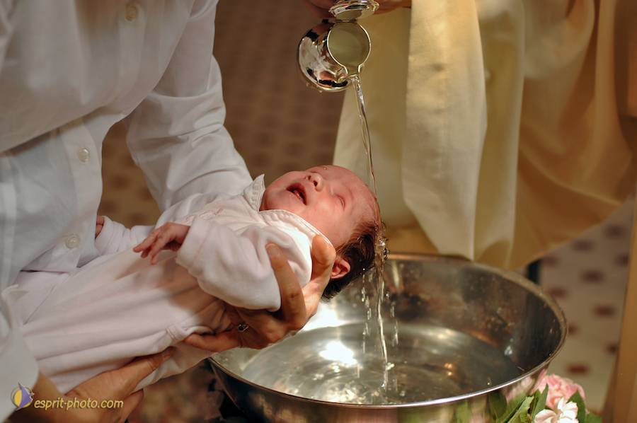 Nom de l'image : D2226560_1_(c)Norbert-JUNG — Description :  BaptÍme de bÈbÈ