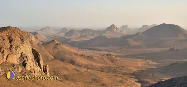 Nom de l'image : Fond_D_Ecran_D1235876-2 — Description :  Sur les pas de Charles de Foucault - Tamanrasset-Assekrem