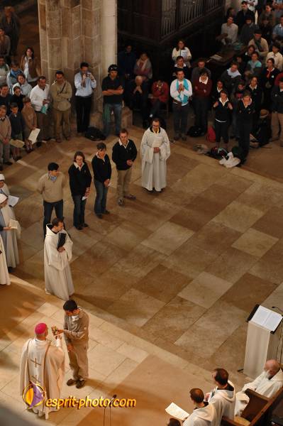 Nom de l'image : E2069936_1 — Description :  Routes de Vezelay 2008