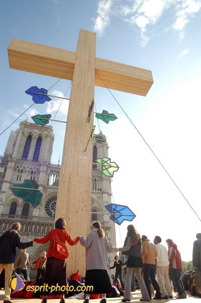 Nom de l'image : D1189388-1 — Description :  Toussaint 2004 - 28 oct - Conférence à ND de Paris et photos devant la croix