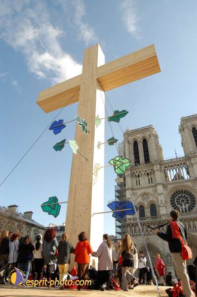 Nom de l'image : D1189403-1 — Description :  Toussaint 2004 - 28 oct - Conférence à ND de Paris et photos devant la croix
