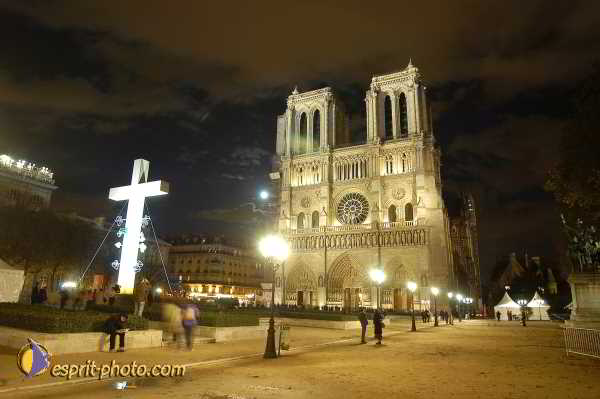 Nom de l'image : D1189474-1 — Description :  Paris - Toussaint 2004