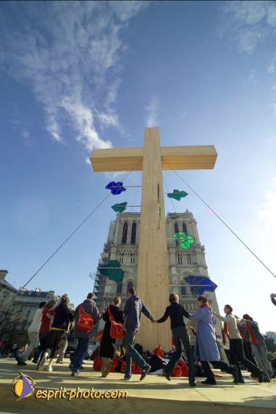 Nom de l'image : D118G531-1 — Description :  Toussaint 2004 - 28 oct - Conférence à ND de Paris et photos devant la croix