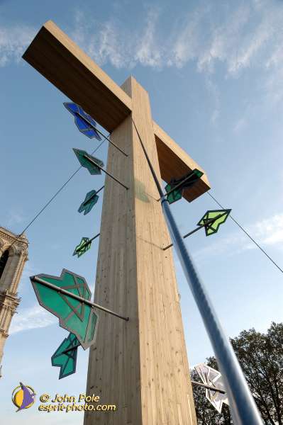 Nom de l'image : E00015377-1 — Description :  Toussaint 2004 - 28 oct - Conférence à ND de Paris et photos devant la croix