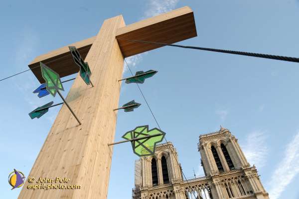 Nom de l'image : E00015385-1 — Description :  Toussaint 2004 - 28 oct - Conférence à ND de Paris et photos devant la croix