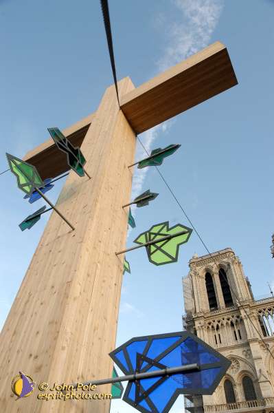 Nom de l'image : E00015398-1 — Description :  Toussaint 2004 - 28 oct - Conférence à ND de Paris et photos devant la croix