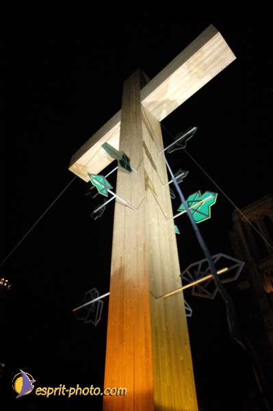 Nom de l'image : E00016126-1 — Description :  Toussaint 2004 - 28 oct - Conférence à ND de Paris et photos devant la croix