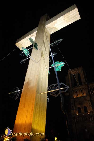 Nom de l'image : E00016127-1 — Description :  Toussaint 2004 - 28 oct - Conférence à ND de Paris et photos devant la croix