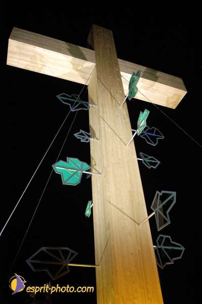 Nom de l'image : E00016137-1 — Description :  Toussaint 2004 - 28 oct - Conférence à ND de Paris et photos devant la croix