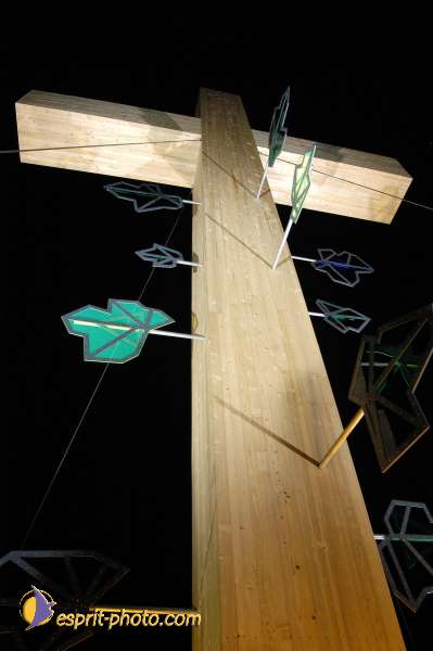 Nom de l'image : E00016142-1 — Description :  Toussaint 2004 - 28 oct - Conférence à ND de Paris et photos devant la croix