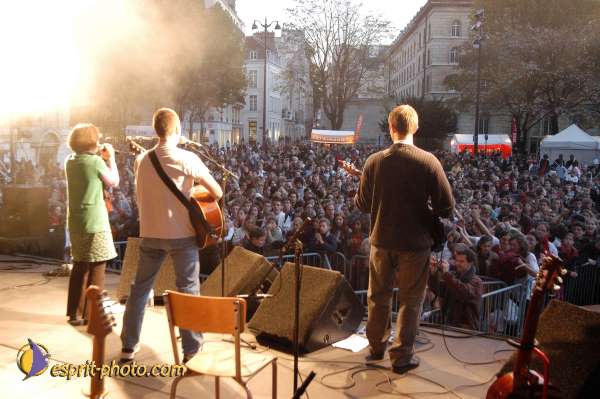 Nom de l'image : E00015466-1 — Description :  Toussaint 2004 - 28 oct - Conférence à ND de Paris et photos devant la croix