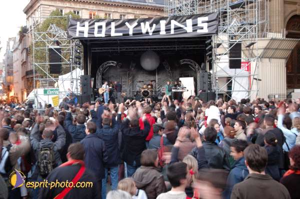 Nom de l'image : E00015478-1 — Description :  Toussaint 2004 - 28 oct - Conférence à ND de Paris et photos devant la croix