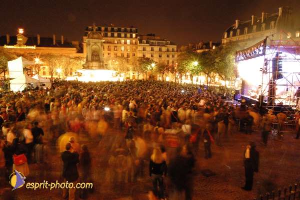 Nom de l'image : E00015611-1 — Description :  Toussaint 2004 - 28 oct - Conférence à ND de Paris et photos devant la croix