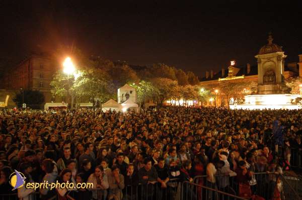 Nom de l'image : E00015635-1 — Description :  Toussaint 2004 - 28 oct - Conférence à ND de Paris et photos devant la croix