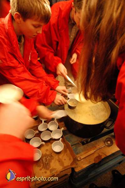 Nom de l'image : E00015660-1 — Description :  Toussaint 2004 - 28 oct - Conférence à ND de Paris et photos devant la croix