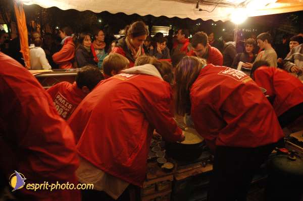 Nom de l'image : E00015662-1 — Description :  Toussaint 2004 - 28 oct - Conférence à ND de Paris et photos devant la croix