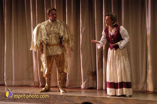 Nom de l'image : E00015224-1 — Description :  Toussaint 2004 - 28 oct - Conférence à ND de Paris et photos devant la croix