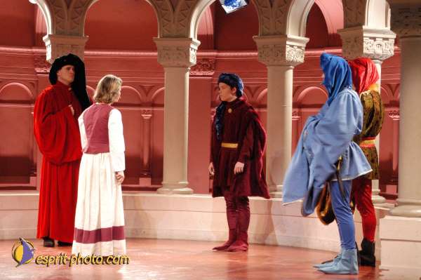 Nom de l'image : E00015253-1 — Description :  Toussaint 2004 - 28 oct - Conférence à ND de Paris et photos devant la croix