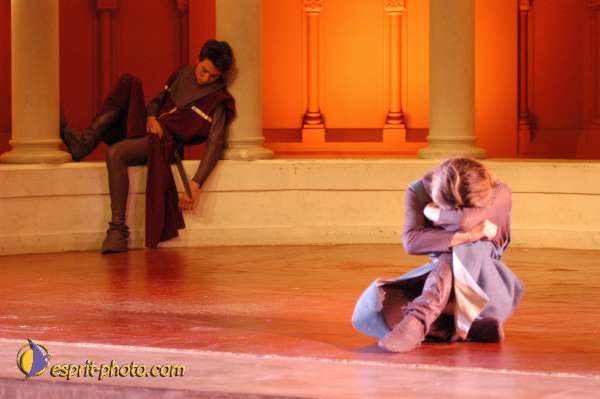 Nom de l'image : E00015269-1 — Description :  Toussaint 2004 - 28 oct - Conférence à ND de Paris et photos devant la croix