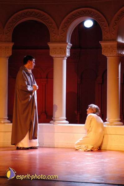 Nom de l'image : E00015309-1 — Description :  Toussaint 2004 - 28 oct - Conférence à ND de Paris et photos devant la croix