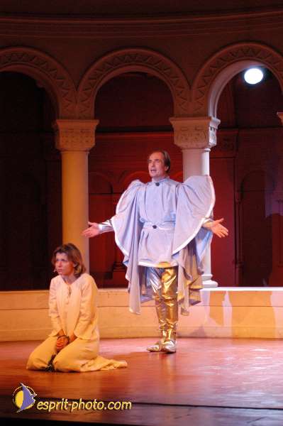 Nom de l'image : E00015317-1 — Description :  Toussaint 2004 - 28 oct - Conférence à ND de Paris et photos devant la croix