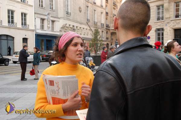 Nom de l'image : E00015001-1 — Description :  Toussaint 2004 - 28 oct - Conférence à ND de Paris et photos devant la croix