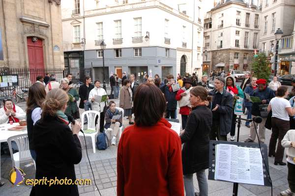 Nom de l'image : E00015010-1 — Description :  Toussaint 2004 - 28 oct - Conférence à ND de Paris et photos devant la croix