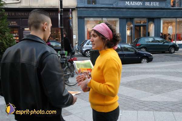 Nom de l'image : E00015018-1 — Description :  Toussaint 2004 - 28 oct - Conférence à ND de Paris et photos devant la croix