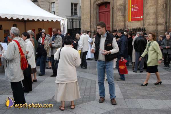 Nom de l'image : E00015024-1 — Description :  Toussaint 2004 - 28 oct - Conférence à ND de Paris et photos devant la croix