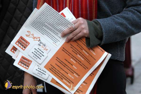 Nom de l'image : E00015048-1 — Description :  Toussaint 2004 - 28 oct - Conférence à ND de Paris et photos devant la croix