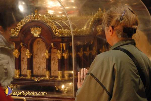 Nom de l'image : E00015072-1 — Description :  Toussaint 2004 - 28 oct - Conférence à ND de Paris et photos devant la croix