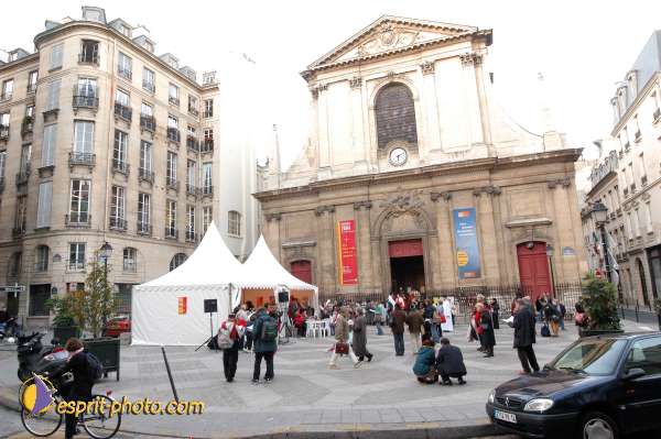 Nom de l'image : E00015100-1 — Description :  Toussaint 2004 - 28 oct - Conférence à ND de Paris et photos devant la croix