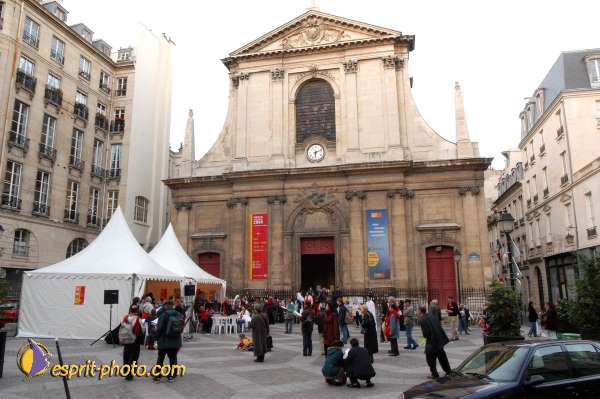 Nom de l'image : E00015103-1 — Description :  Toussaint 2004 - 28 oct - Conférence à ND de Paris et photos devant la croix