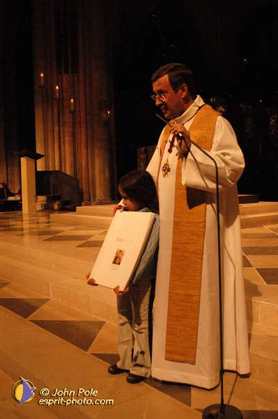 Nom de l'image : E00016002-1 — Description :  Toussaint 2004 - 28 oct - Conférence à ND de Paris et photos devant la croix