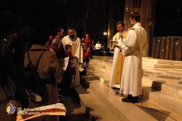 Nom de l'image : E00016009-1 — Description :  Toussaint 2004 - 28 oct - Conférence à ND de Paris et photos devant la croix