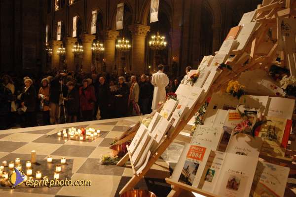 Nom de l'image : E00016027-1 — Description :  Toussaint 2004 - 28 oct - Conférence à ND de Paris et photos devant la croix