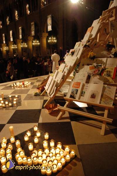 Nom de l'image : E00016031-1 — Description :  Toussaint 2004 - 28 oct - Conférence à ND de Paris et photos devant la croix