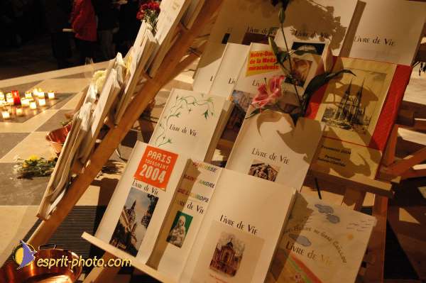 Nom de l'image : E00016034-1 — Description :  Toussaint 2004 - 28 oct - Conférence à ND de Paris et photos devant la croix