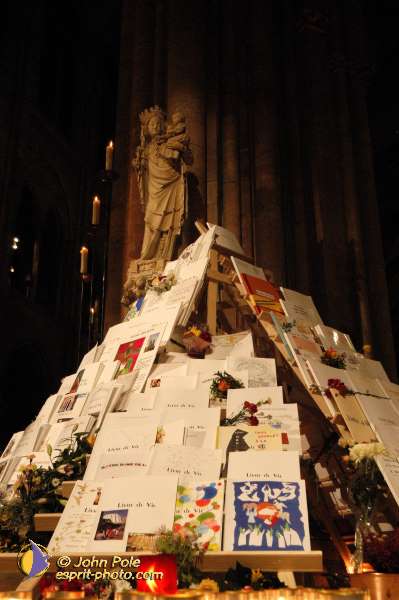 Nom de l'image : E00016049-1 — Description :  Toussaint 2004 - 28 oct - Conférence à ND de Paris et photos devant la croix