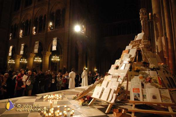 Nom de l'image : E00016055-1 — Description :  Toussaint 2004 - 28 oct - Conférence à ND de Paris et photos devant la croix