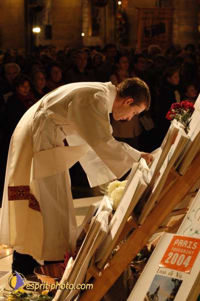 Nom de l'image : E00016064-1 — Description :  Toussaint 2004 - 28 oct - Conférence à ND de Paris et photos devant la croix